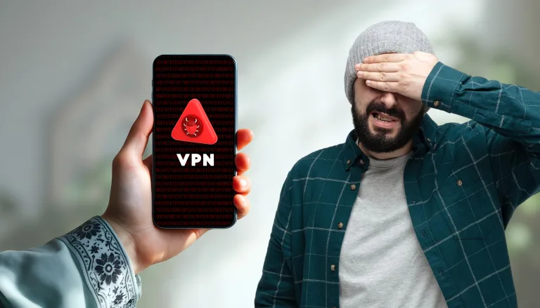 نمایش کلمه vpn روی صفحه تلفن هوشمند و فردی با چشمان بسته