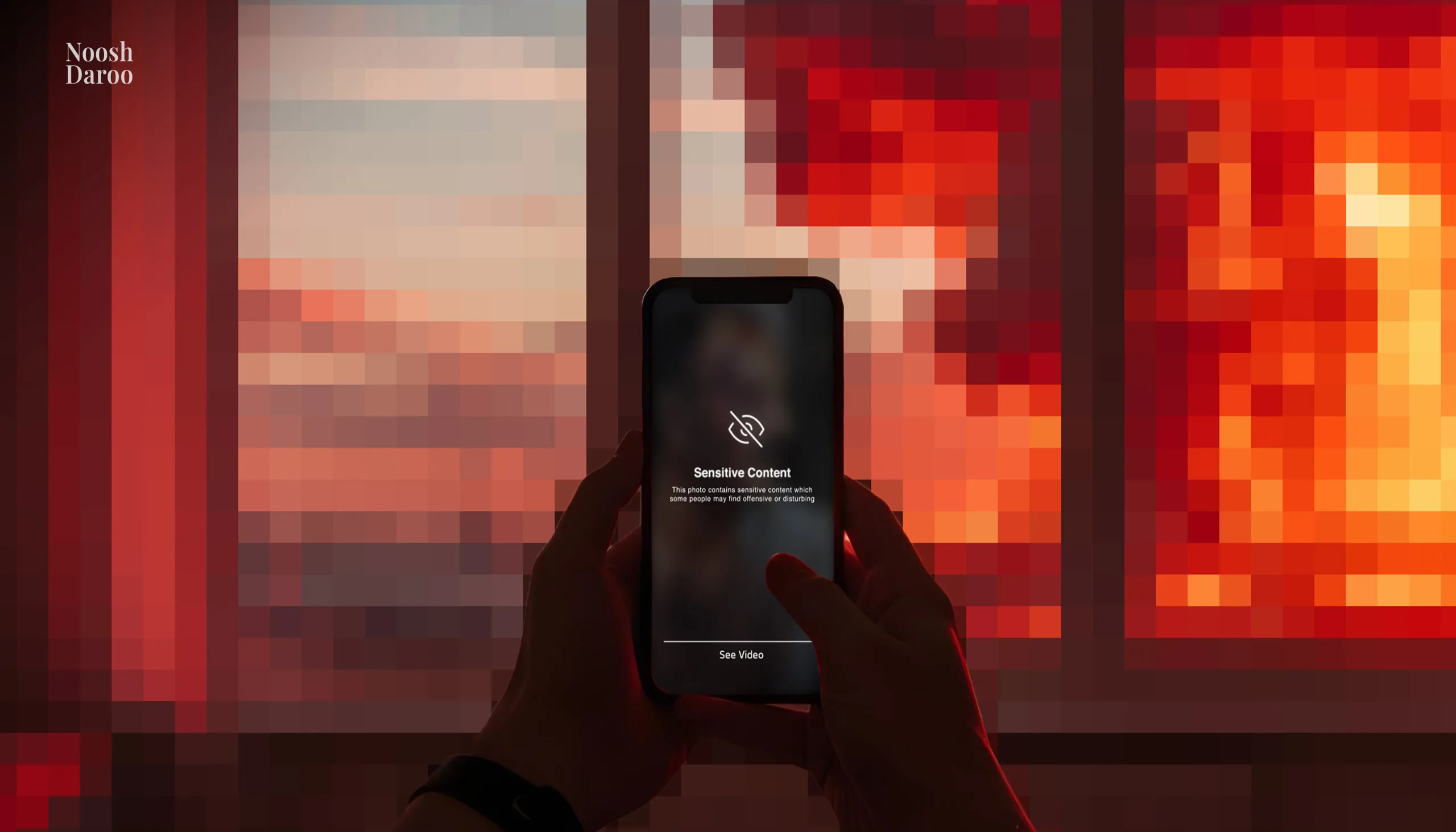 متن sensitive content روی نمایشگر تلفن هوشمند