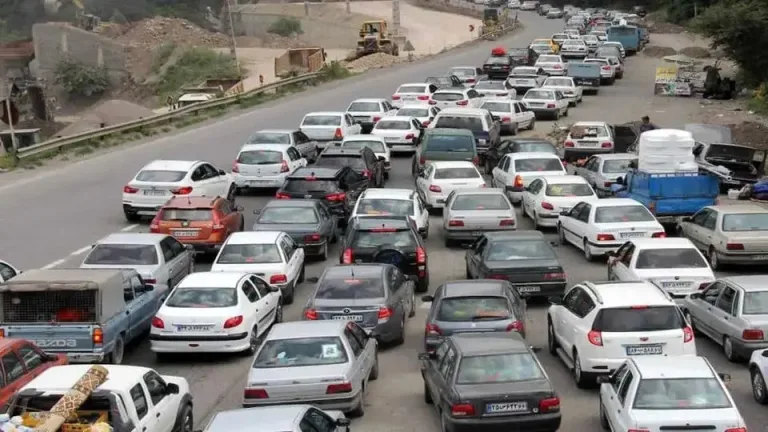 ترافیک سنگین و صف طولانی خودروها در یک جاده‌ی خروجی شهر