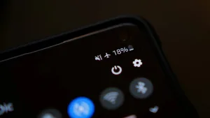 نمایی از صفحه نمایش گوشی همراه با علامت هواپیما، درصد ۱۸ درصد شارژ باتری و نماد تنظیمات.