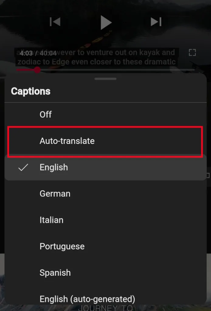 منوی انتخاب زبان زیرنویس یوتیوب دیده می‌شود. گزینه “Auto-translat” برای ترجمه خودکار زیرنویس با کادر قرمز مشخص شده است.