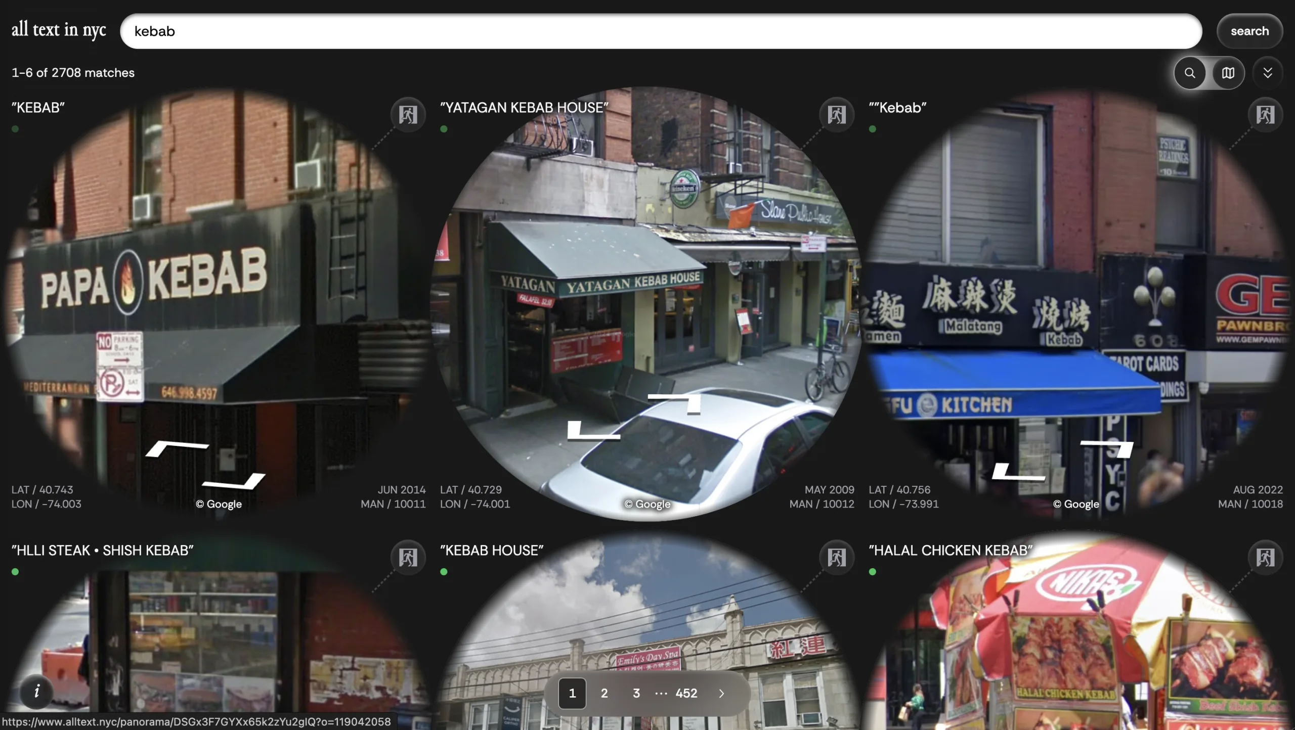 تصویر یک موتور جستجو برای نوشته‌ها و تابلوهای شهری در نیویورک را نشان می‌دهد که برای کلمه «kebab» جستجو شده است. چند تصویر دایره‌ای از نمای خیابان و تابلو رستوران‌ها و فروشندگان کباب در نقاط مختلف شهر نمایش داده شده است.