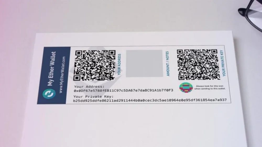 ک برگه کاغذ که مربوط به کیف پول اتریوم (MyEtherWallet) است و شامل آدرس عمومی و کلید خصوصی به همراه کدهای QR آنها میباشد.روی برگه لوگوی MyEtherWallet در سمت چپ و نوشتههایی شامل “Your Address” و “Your Private Key” همراه با مقادیرشان دیده میشود.