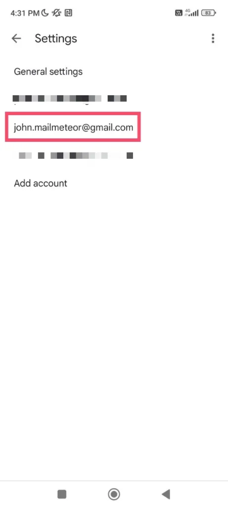 صفحه تنظیمات یک برنامه ایمیل که آدرس ایمیلی با نام “john.mailmeteor@gmail.com” در مرکز تصویر مشخص شده است. در پایین گزینهای برای اضافه کردن حساب کاربری جدید و در بالا عبارت “تنظیمات کلی” دیده میشود.