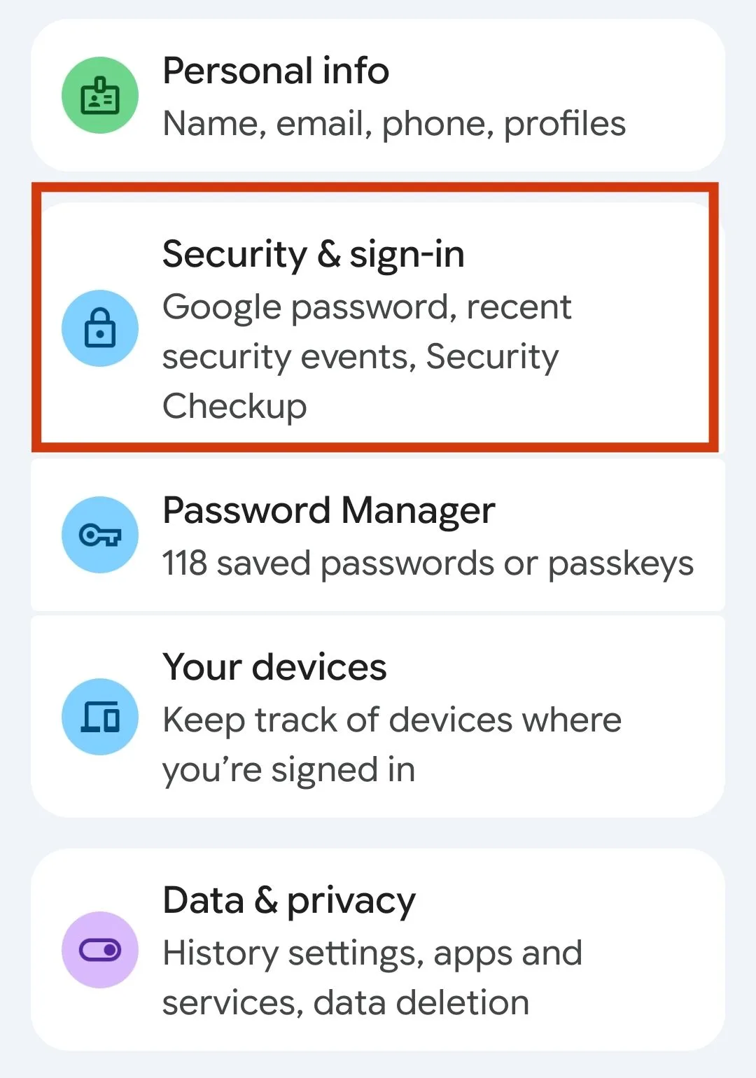 بخشی از تنظیمات حساب گوگل که گزینههای مربوط به اطلاعات شخصی، امنیت، مدیریت رمز عبور، دستگاههای متصل و حریم خصوصی را نمایش میدهد. بخش “Security & sign-in” با یک کادر قرمز برجسته شده و توضیحات مربوط به رمز عبور گوگل و بررسی امنیتی را دارد.