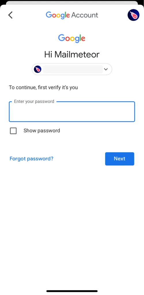 تصویر صفحه ورود به حساب Google را نشان میدهد که از کاربر درخواست میکند رمز عبور خود را در یک کادر متنی وارد کند. گزینههایی مانند “نمایش رمز عبور” به صورت یک چکباکس، “فراموشی رمز عبور” و دکمه آبی “Next” برای ادامه در پایین صفحه قرار دارند.