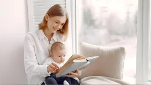مادر در حال خواندن کتاب برای کودک