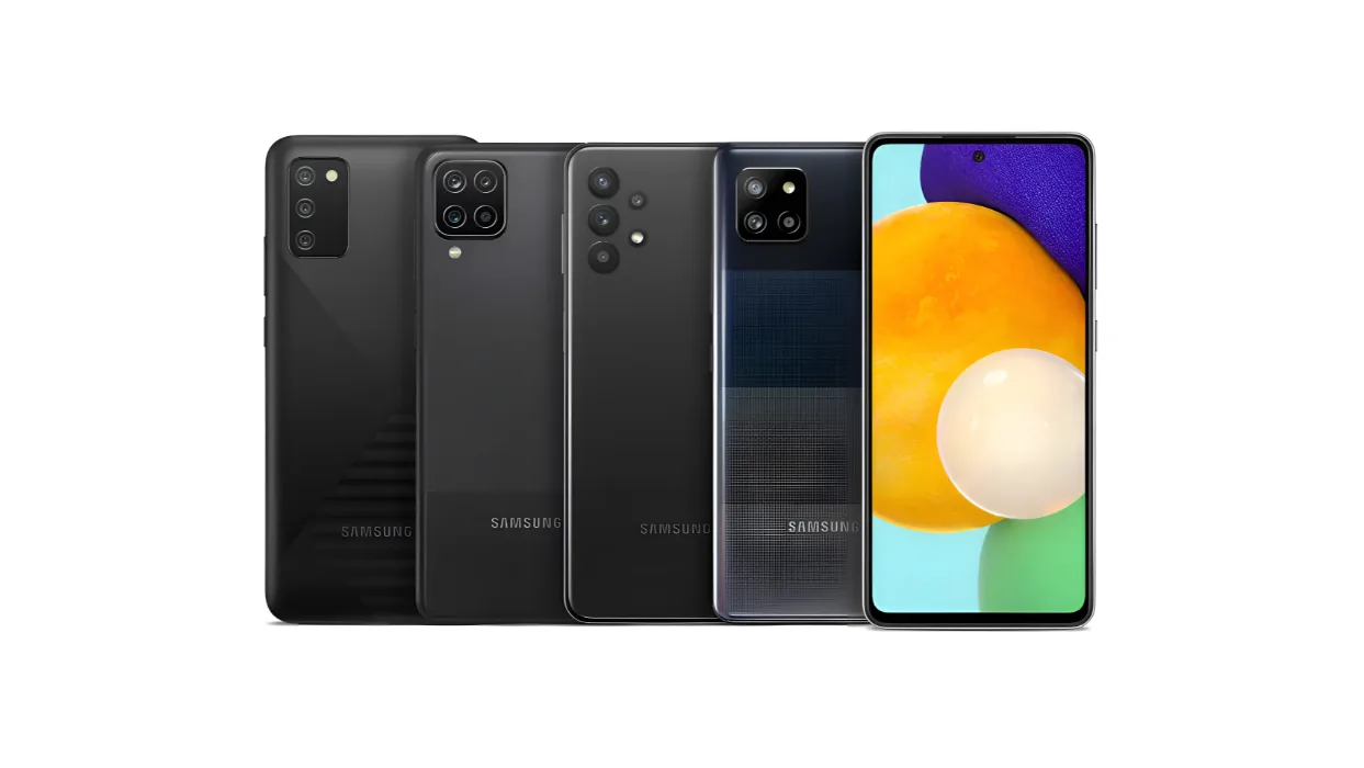 چند گوشی سامسونگ در کنار هم قرار گرفته‌اند که پشت و جلوی آن‌ها نمایش داده می‌شود.