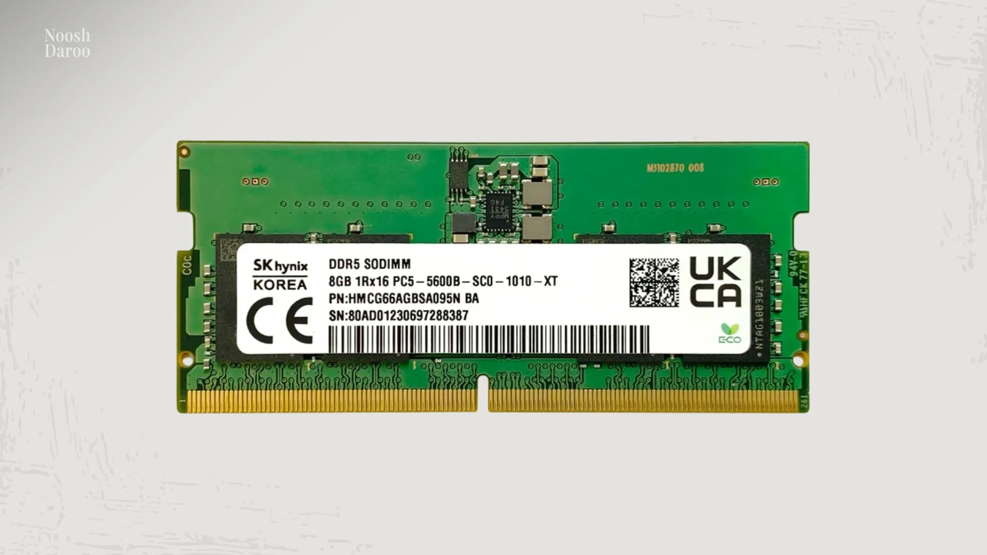 یک ماژول رم DDR5 شرکت SK hynix را نشان می‌دهد که برچسب سفید مشخصات فنی آن در مرکز قرار دارد. پس‌زمینه تصویر ساده و خاکستری است تا تمرکز روی قطعه سخت‌افزاری باشد.