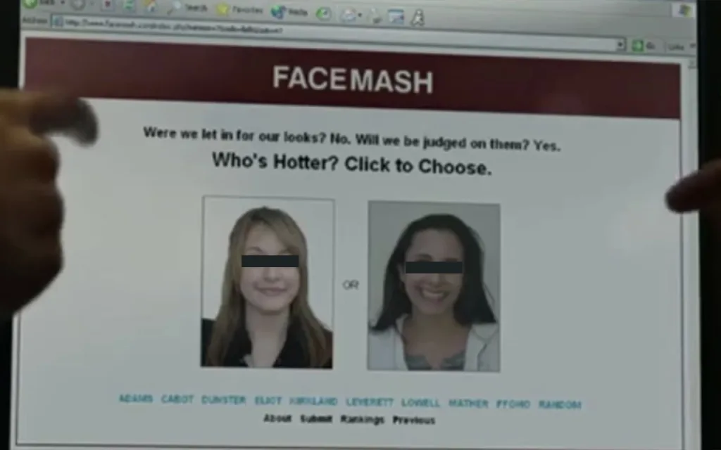 صفحه وبسایتی به نام “Facemash” را نشان میدهد که از کاربران میخواهد بین دو تصویر انتخاب کنند که کدام جذابتر است. در بالای صفحه، جملهای با مضمون “آیا ما بر اساس ظاهرمان قضاوت میشویم؟ بله.” نوشته شده است.