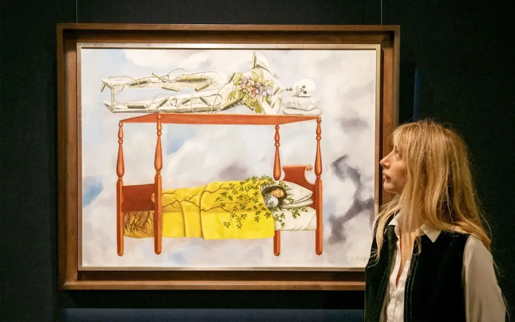 زنی در حال تماشای «رویا» اثر فریدا کالو نقاشی هنری به سبک سوررئال به تصویر کشیده شده که تخت خوابی چوبی با دو بخش را نشان میدهد؛ در پایین تخت زنی با پتوی زرد و طرح گیاهان خوابیده است و در بالای تخت اسکلت و دستهای گل قرار دارد. پسزمینه نقاشی آسمانی ابری است که حس رمزآلود و خیالانگیز را به تصویر میدهد.