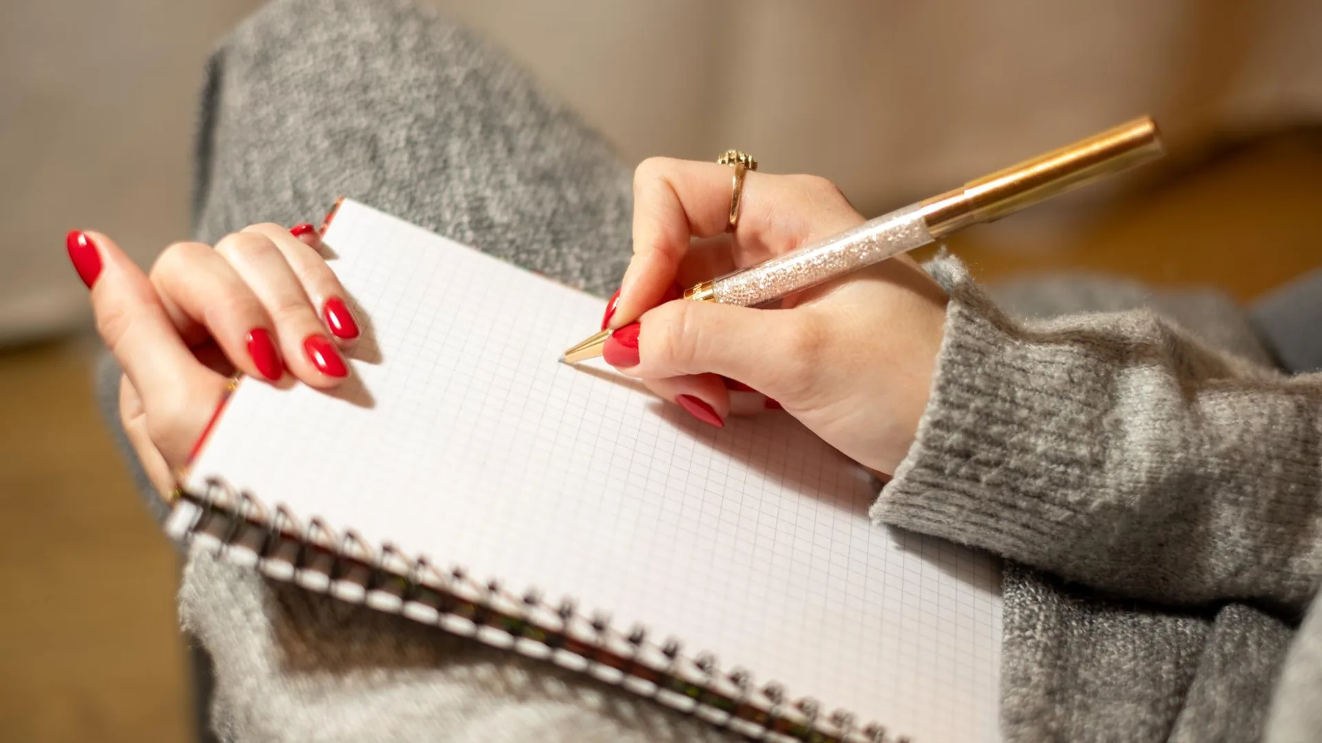 شخصی در حال نوشتن