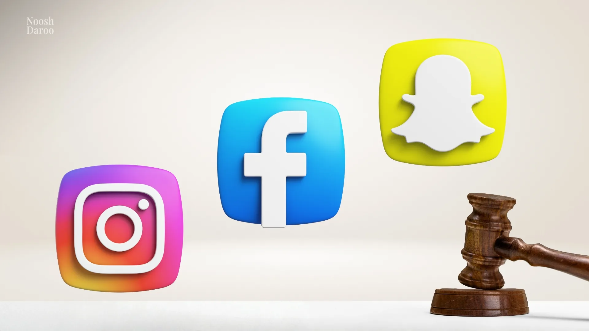 سه لوگوی بزرگ و رنگیِ اینستاگرام، فیسبوک و اسنپچت در مرکز قرار دارند. در سمت راست، یک چکش قاضی روی میز دیده میشود که نشان میدهد موضوع تصویر درباره رسیدگی قانونی یا قضایی مربوط به شبکههای اجتماعی است.
