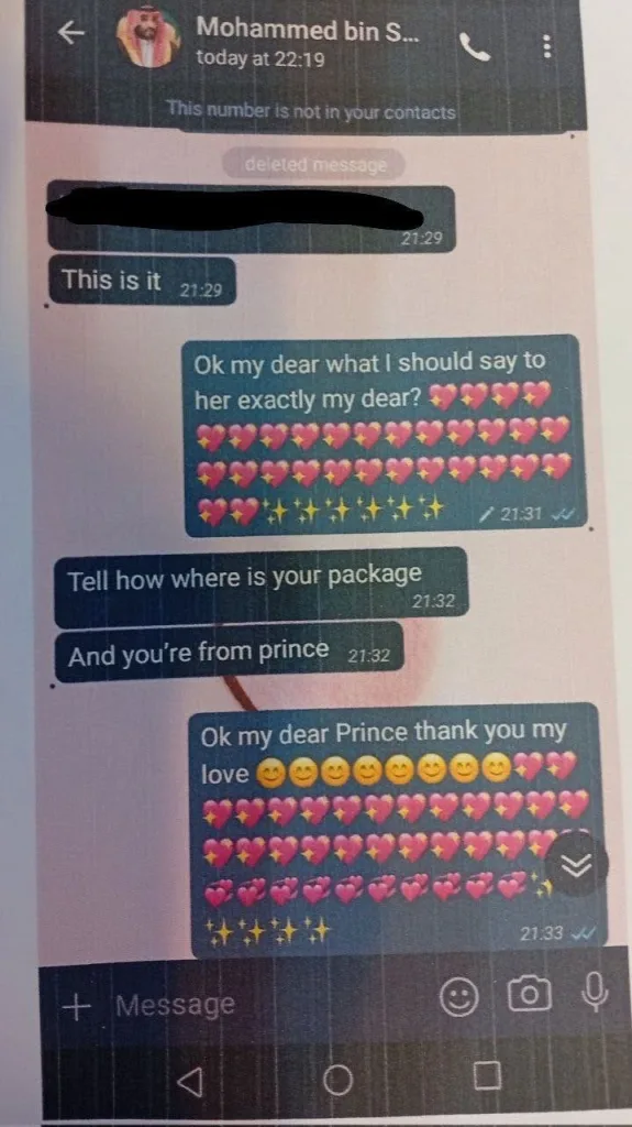 تصویر مکالمه‌ای در پیام‌رسان را نشان می‌دهد که فردی با نام “Mohammed bin S…” در حال راهنمایی طرف مقابل درباره چگونگی معرفی یک بسته و نسبت دادن آن به “پرنس” است. پاسخ‌ها با لحنی عاشقانه و پر از ایموجی قلب و لبخند فرستاده شده‌اند، که نشان‌دهنده رابطه‌ای صمیمی یا ساختگی بین دو طرف است.
