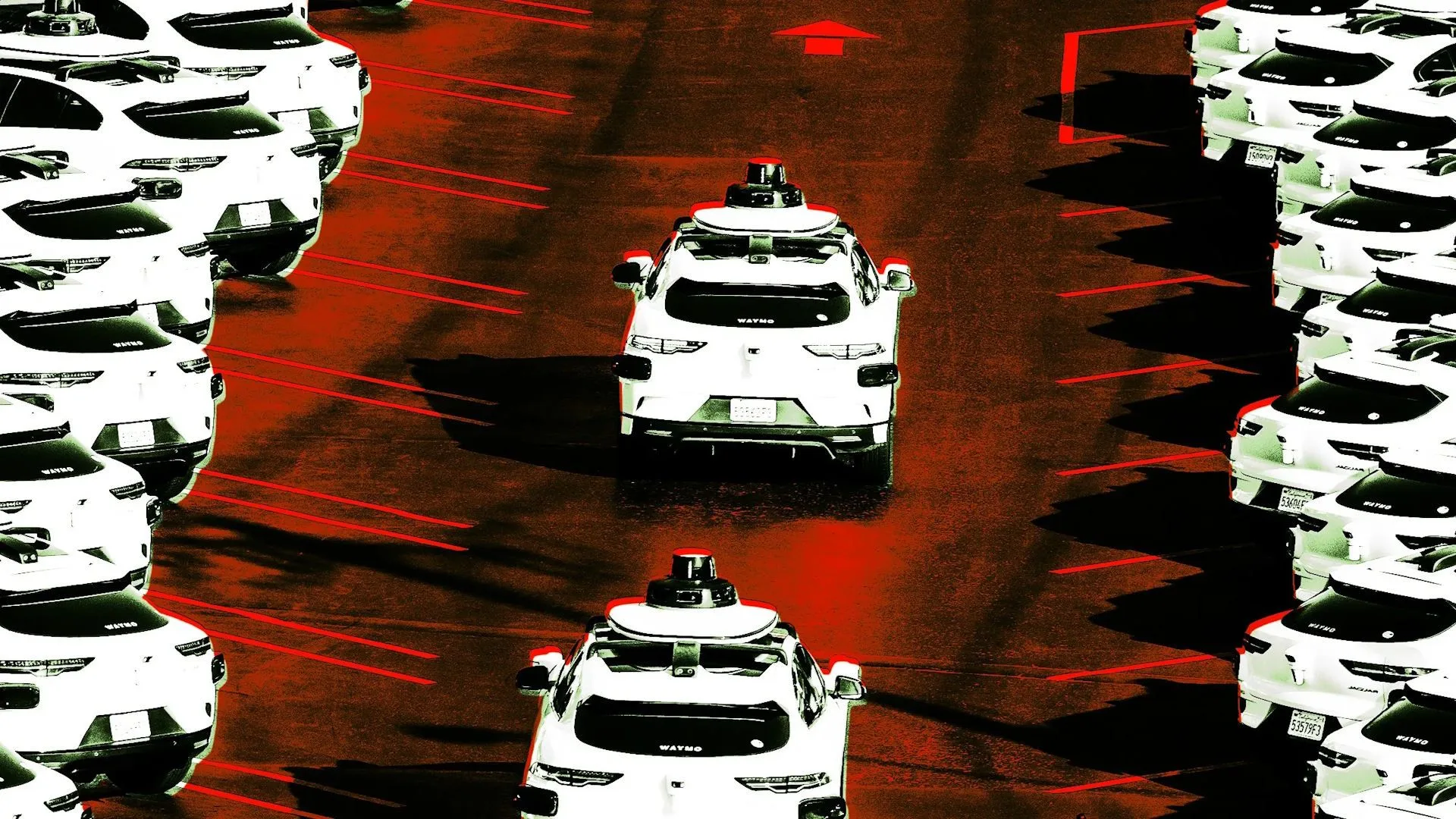 تصویر چندین خودروی خودران سفیدرنگ با برند “Waymo” را در پارکینگی با نور و رنگ اغراق‌شده نشان می‌دهد. دو خودرو در حال حرکت در مسیر وسط هستند و بقیه خودروها به‌صورت منظم در جای پارک قرار گرفته‌اند.