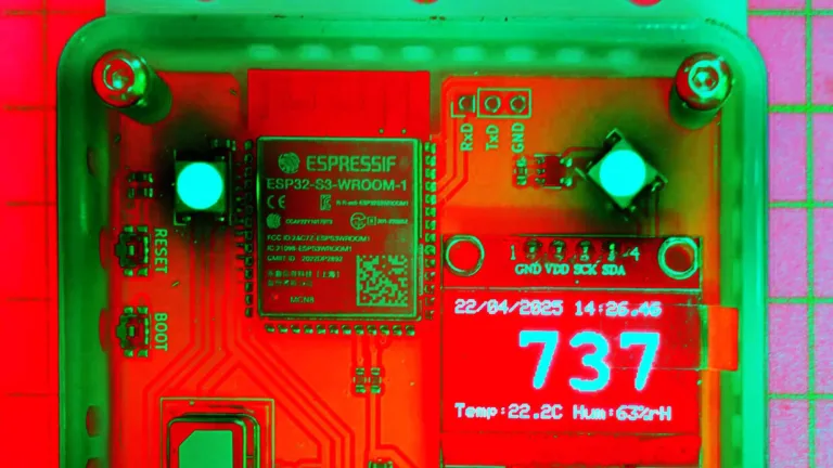 یک برد الکترونیکی با ماژول وای‌فای ESP32 را نشان می‌دهد که به یک نمایشگر کوچک متصل است. روی نمایشگر، عدد ۷۳۷ به‌صورت بزرگ نمایش داده شده و زیر آن دما (۲۲.۲ درجه سانتی‌گراد) و رطوبت (۶۳٪) ثبت شده‌اند.