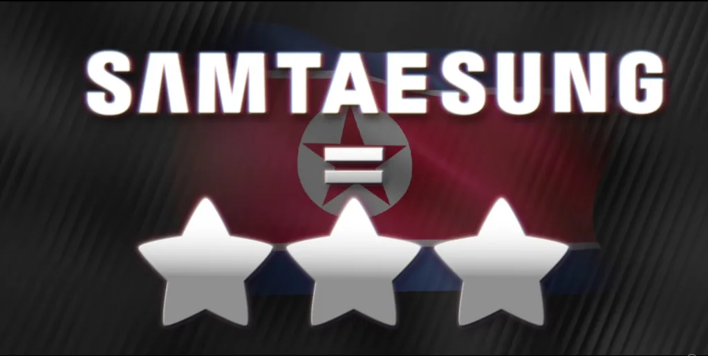 کلمه “SAMTAESUNG” با حروف بزرگ و سفید در مرکز بالای تصویر نوشته شده است. در پس‌زمینه، پرچم کره شمالی با ستاره قرمز و نماد مساوی، همراه با سه ستاره سفید در پایین تصویر دیده می‌شود.