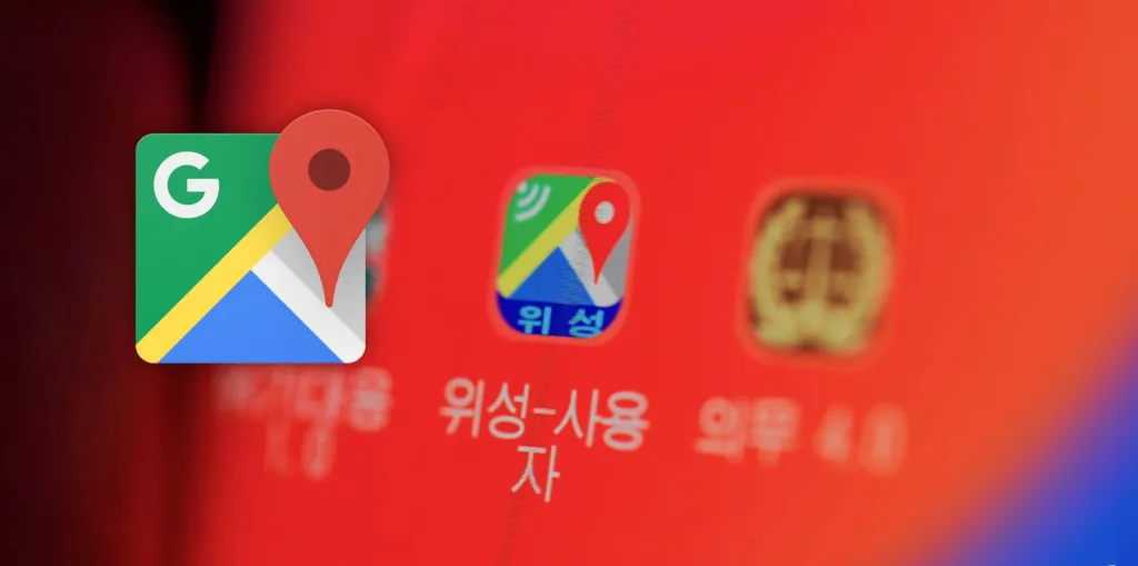 تصویر یک صفحه موبایل با پس‌زمینه قرمز را نشان می‌دهد که روی آن یک آیکون شبیه «گوگل‌مپ» اما با نوشته‌های کره‌ای دیده می‌شود. در سمت چپ تصویر نیز آیکون بزرگ و واضح «Google Maps» قرار دارد که نشان می‌دهد نسخه کره‌شمالی این برنامه از آن الهام گرفته است.