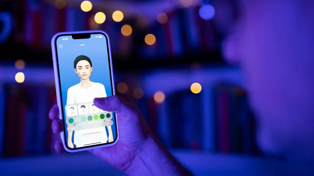 یک دست گوشی هوشمند را نگه داشته و روی صفحه آن، رابط کاربری ساخت و شخصیسازی آواتار هوش مصنوعی دیده میشود، شامل گزینههای رنگ مو، پوست و چشم.
