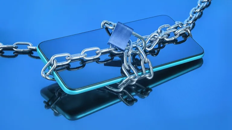 گوشی هوشمند با زنجیر و قفل دیده می‌شود که نماد مسدودسازی سراسری محتوا در iOS و اندروید است؛ اشاره به طرح دولت بریتانیا برای جلوگیری از نمایش محتوای برهنگی به کودکان و اجرای احراز سن در موبایل‌ها.