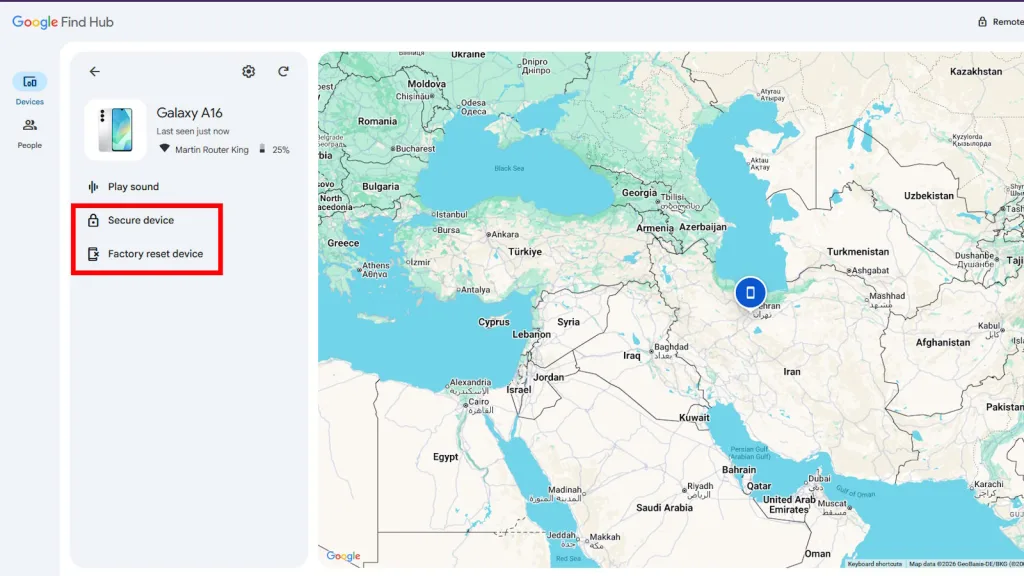 صفحه Google Find My Device را نشان میدهد که محل آخرین موقعیت گوشی گمشده روی نقشه مشخص شده است.
در سمت چپ، دو گزینه مهم «Secure device» برای قفلکردن گوشی و «Factory reset device» برای پاکسازی کامل اطلاعات از راه دور دیده میشود