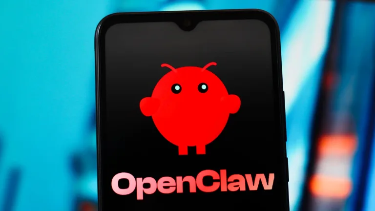 لوگوی OpenClaw روی صفحه یک گوشی موبایل