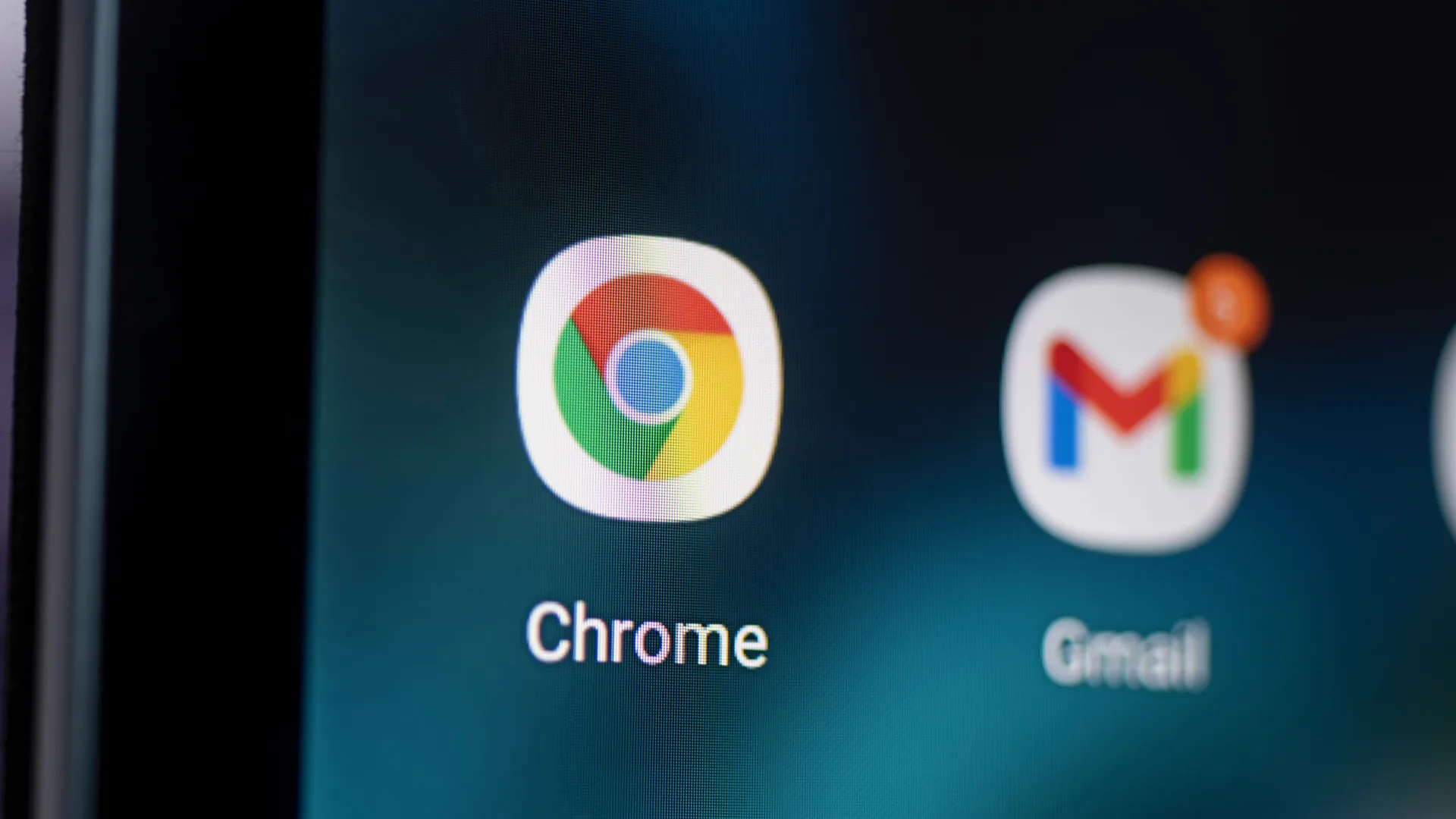 لوگوی اپلیکیشن‌های گوگل کروم و جیمیل روی نمایشگر موبایل
