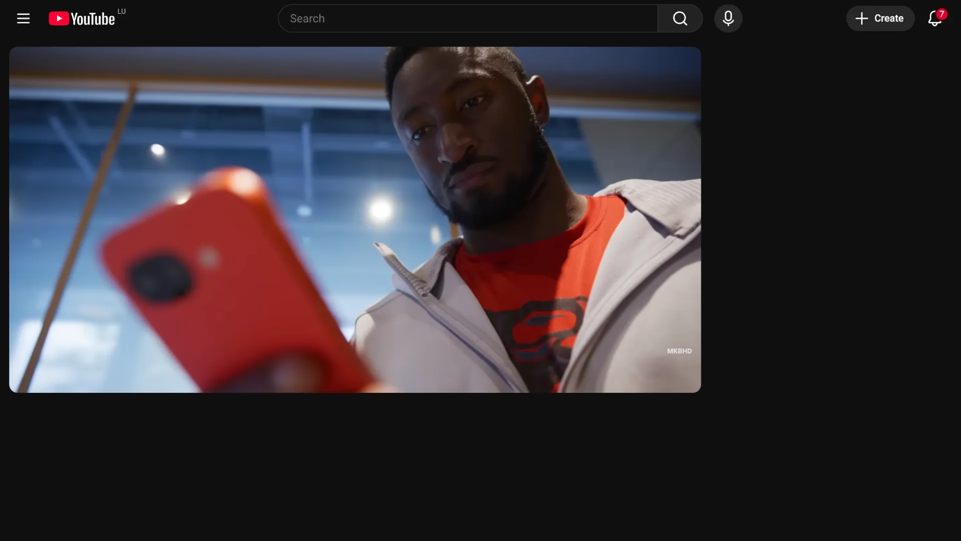 یک ویدیو در یوتیوب در حالی که اطراف آن بخش نظرات و دیگر ویدیوها دیده نمی‌شود.