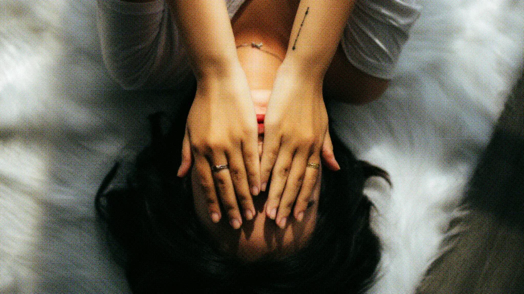 تصویری از یک خانم که دست‌هایش را روی صورت خود گذاشته، نمادی از استیصال و ناراحتی.