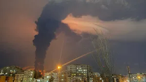 تصویری از انفجار مخازن سوخت در تهران و حجم زیادی از دود که وارد آسمان شب می‌شود