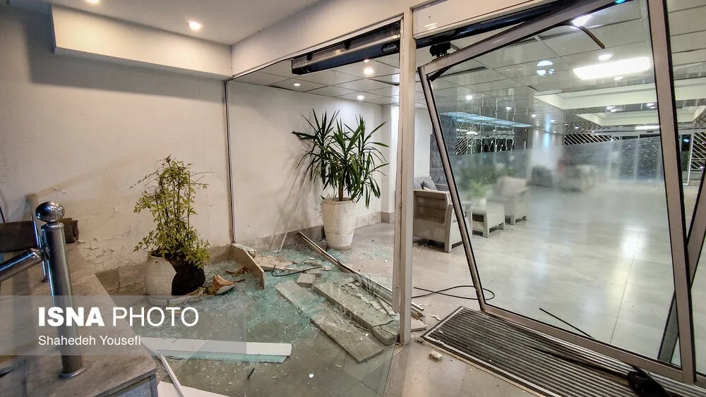 نمایی از درهای شکسته یک مجمتع بعد از انفجار در تهران