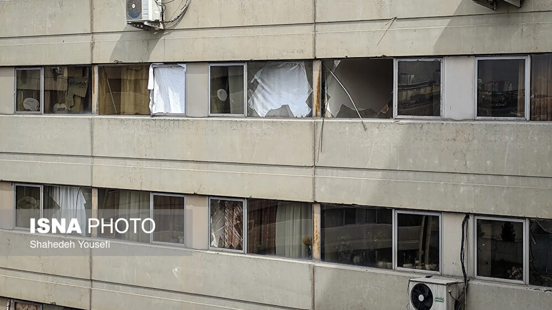 تصویری از پنجرههای شکسته ساختمانها بعد از انفجار در تهران