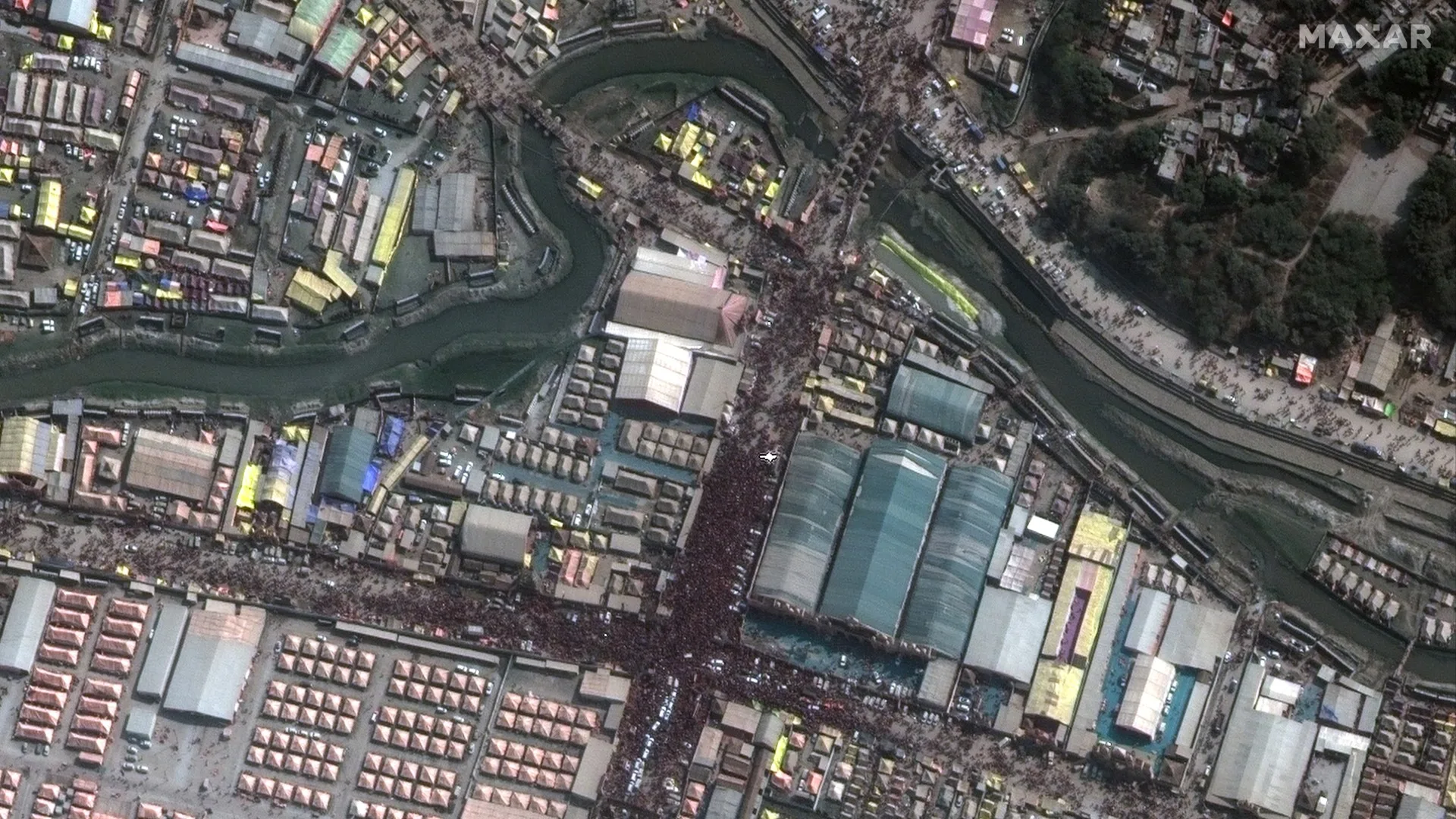 نمای بالا از یک شهر، ساختمانها و رودخانهای که از میان شهر عبور میکند