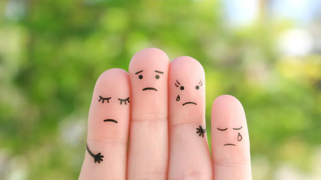 تصویری از چهار انگشت دست با صورتک‌های انسانی که یکدیگر را در آغوش گرفته‌اند، نمادی از خانواده.