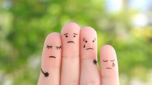 تصویری از چهار انگشت دست با صورتک‌های انسانی که یکدیگر را در آغوش گرفته‌اند، نمادی از خانواده.