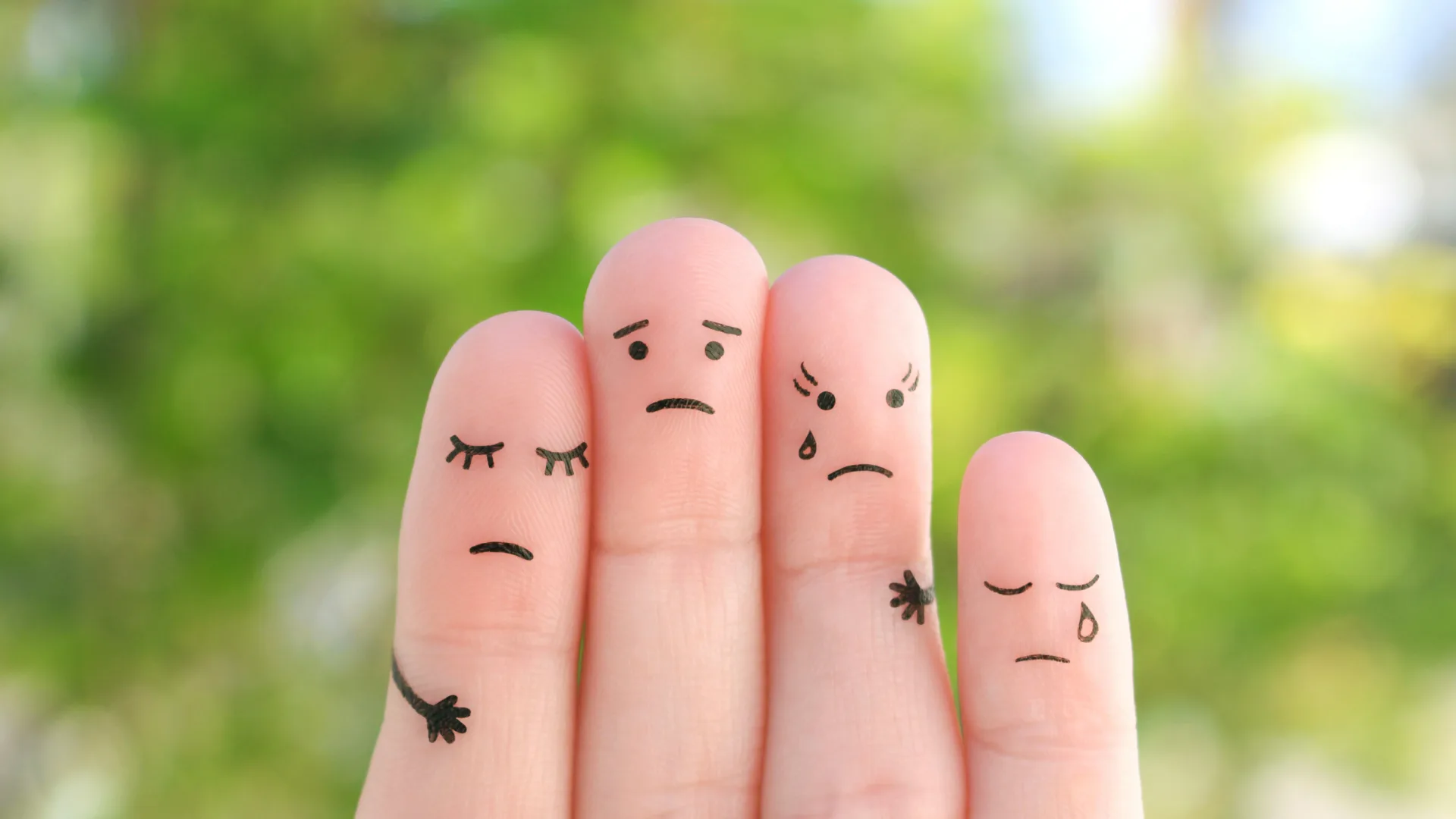 تصویری از چهار انگشت دست با صورتکهای انسانی که یکدیگر را در آغوش گرفتهاند، نمادی از خانواده.