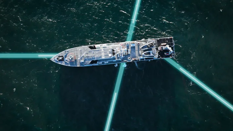 تصویری از نمای بالا از یک کشتی و چهار کابل اینترنت نمادین که زیر کشتی و درون اقیانوس کشیده شده‌اند.