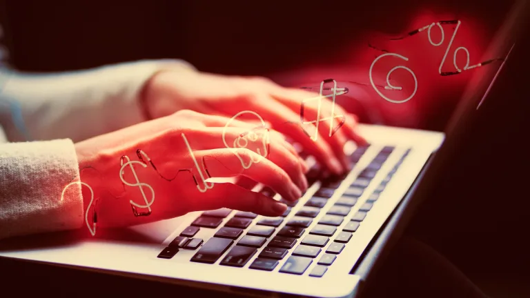 تصویری از یک دست روی کیبوردهای مک‌بوک همراه با شکلک‌ها و حروف محوی که نمادی از رمز عبور هستند.