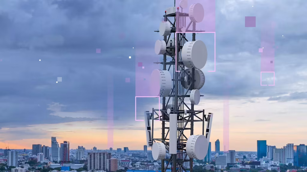 تصویری از یک دکل مخابراتی با پس‌زمینه افق یک شهر و مربع‌های صورتی‌رنگ که نماد از گلیچ کردن شبکه هستند.