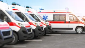 چند آمبولانس که کنار یکدیگر به صورت ردیفی پارک شده‌اند.