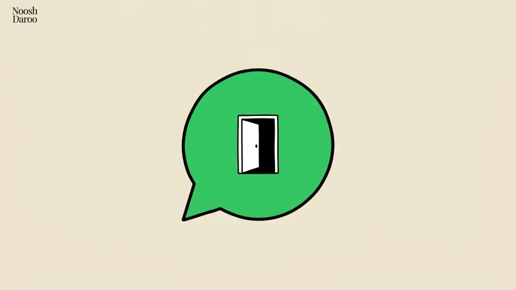 طرحی از حباب گفتگوی سبز رنگ شبیه به لوگوی واتس‌اپ با دری نیمه‌باز در مرکز آن، که نمادی از نقض حریم خصوصی و وجود راه‌های نفوذ پنهان به پیام‌های شخصی کاربران است.