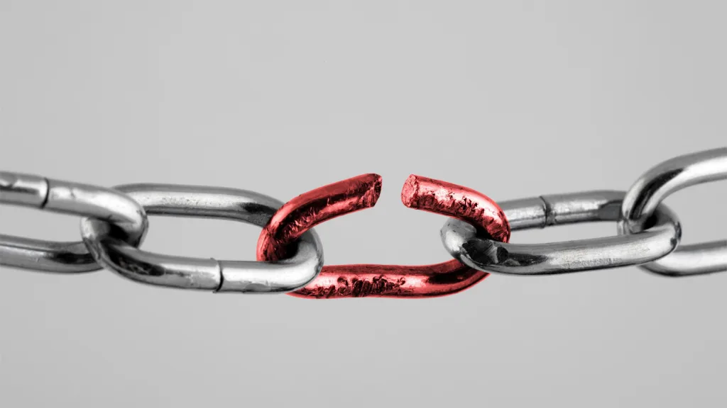 یک زنجیر فلزی با حلقه میانی قرمز و شکسته که نمادی بصری از آسیب‌پذیری و نفوذ است.