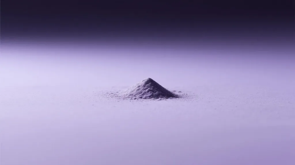 تپه کوچکی از پودر و غبار ریز روی سطحی بنفش‌رنگ که نمادی تجسمی از مقادیر ناچیز رمزارز در حملات داستینگ برای شناسایی و رهگیری کیف پول کاربران است.