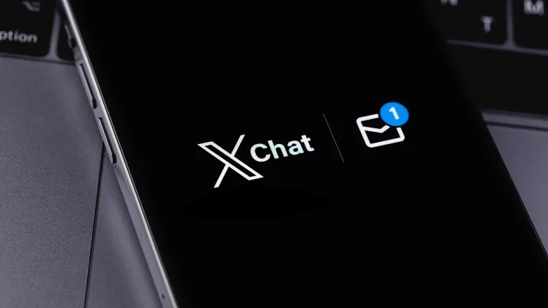 لوگوی پیام‌رسان XChat روی بک‌گراند مشکی یک موبایل