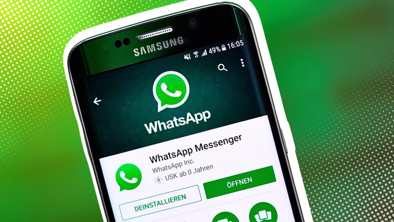صفحه‌ی واتساپ در گوگل پلی روی نمایشگر یک گوشی اندروید قدیمی سامسونگ