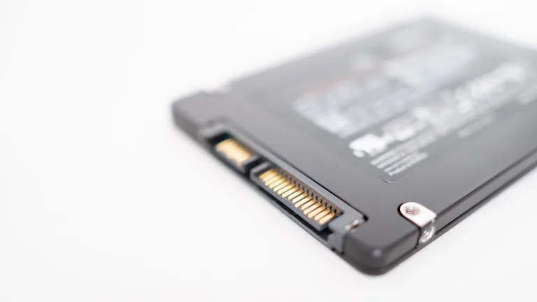 درایو SSD با کانکتور SATA روی زمینه‌ی روشن