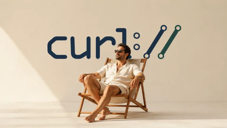 مردی با عینک آفتابی روی یک صندلی راحتی چوبی در پس‌زمینه‌ای با لوگوی بزرگ Curl در حال استراحت است که تصویرگر مرخصی یک ماهه و تعطیلات سازندگان این ابزار است.