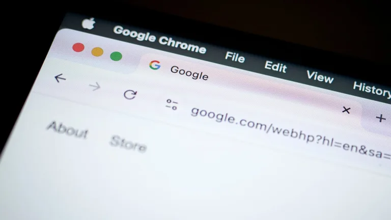 نمای نزدیک از پنجره‌ی مرورگر Google Chrome و نوار منوی آن