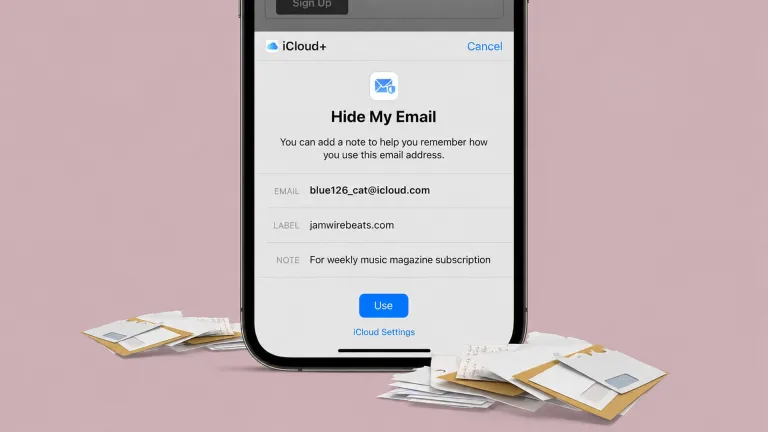 صفحه Hide My Email در آیفون با یک آدرس ایمیل مستعار iCloud و انبوه نامه‌های پراکنده اطراف گوشی