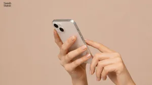 دست یک زن جوان در حال کار کردن با آیفون خود